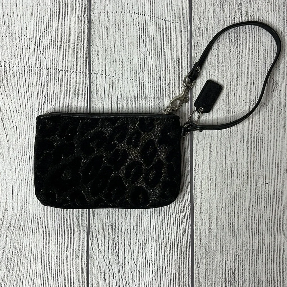 🔹 Coach Sparkly Cheetah Wristlet